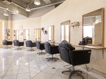 デュールウェスト(Duul West)の雰囲気（自然光差し込む開放的な店内）