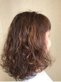 肩ラインのウェーブヘアー。