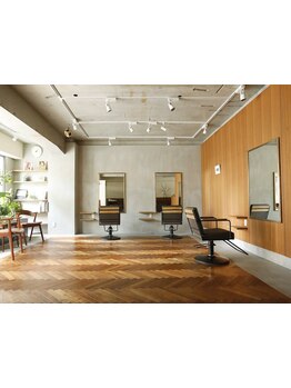 リラックスできる時間 - ナチュラルで洗練された店内。心地良い3席のみの空間で、大満足のサロンタイムを