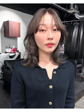 ピア ヤクイン(Pia Yakuin) レイヤーカット　グレージュカラー　シースルーバング(坪井)