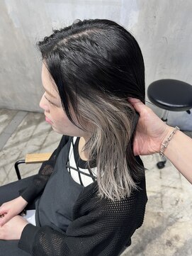 エラ(ere) インナーカラーホワイトミルクティー　イヤリングカラーベージュ