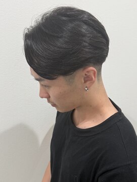 ヒュイル バイ ニアウ(Hwyl by Niau) メンズセンターパートパーマニュアンスパーマ黒染め刈り上げ