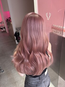 ダズリングディア(Dazzling Deer) ピンク／ロング／巻き髪スタイル／レイヤーカット／ハイトーン