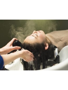 圧倒的なオーダー数を誇る当店のヘッドスパ。頭皮からしっかり癒される、極上のリラックスタイムをお届け。