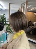 グレイヘアを活かしたハイライトデザイン