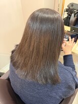 カミエ(kamie) ホワイトセミロング × 透明感溢れる上質な仕上がり