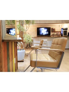 良いヘアスタイルになるのは当たり前。“PEACE”では、お客様に楽しんでもらう為の空間をご用意しています