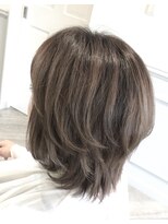 リアン(Lien)&nbsp;大人のレイヤーカットに明るい白髪カラー