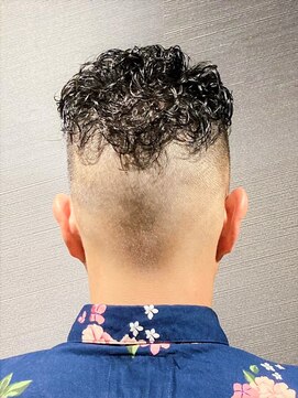 ビーダンディー(Bee dandy) モヒカンフェードカット ツーブロック クセ毛ワイルドパーマ