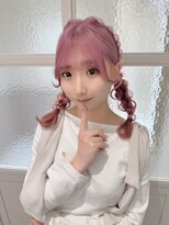 ランド 原宿表参道(LAND)&nbsp;ホワイトピンクミルクティーピンク編み込みツインヘアアレンジ