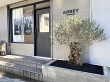 アビーカマクラ(ABBEY KAMAKURA)の雰囲気（一軒家をヘアサロンへ改装。オリーブの木が目印です）