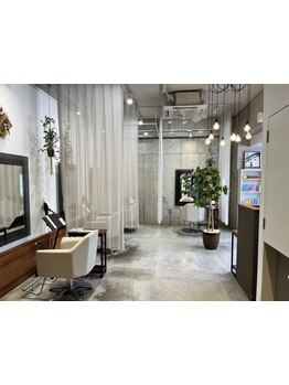 リピート率90％越え！サロン講師を務めるベテランスタイリストが手掛けるプライベートサロンがここに。