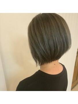 ミディアムレイヤーボブ　白髪ぼかしカラー