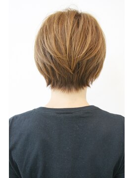 レウナ 外苑前(Reuna) 30代40代50代　カットで決まる大人可愛いショート　襟足すっきり