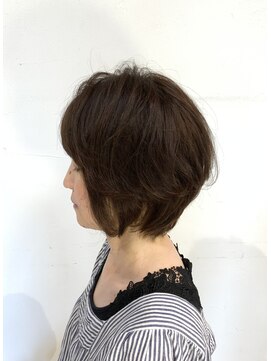 ヘアートラム(HAIR TRAm.) くせ毛を活かした大人ショートボブ（ブルー系カラー）