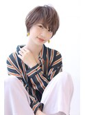 ことりベージュネイビーカラー毛先パーマ小顔ワンサイドショート