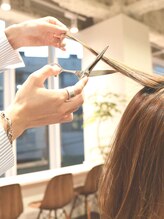 スキバサミを使わないneafのスライドカット。スライドカットでしかつくれない丸さと毛束感！