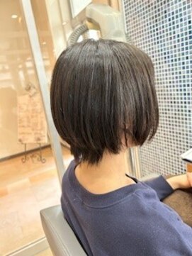 スタジオ アルファプラス 日暮里店(studio α+) ステップボーンカットカットボブショートハイライト白髪ぼかし