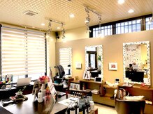 茶色中心の落ち着いた内装と温かみのあるオレンジのライトが良き