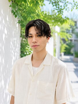 ブリリアント ヘアー ダイヤ(Brilliant Hair Dia) 20代メンズ向けセンターパート|夏映えニュアンスパーマ