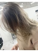 ホワイトベージュのバレイヤージュ(レイヤーカットとの相性◎)