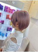 キュートな丸みショートカット×くすみピンク