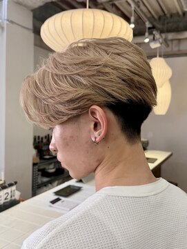 ヒュー 広島(HEW) メンズハイトーン韓国風Y2K刈り上げフェザーパーマツーブロック