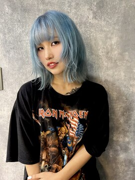 イコ(.ico) ホワイトブルー　レイヤーカットウルフカットブリーチ