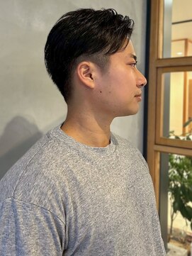 ハレ(hale) ツーブロック 刈り上げ 爽やか メンズカット アップバング 20代