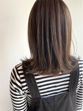 ツイギー 宮西店(TWiGGY) ナチュラルな外ハネにグレージュ。