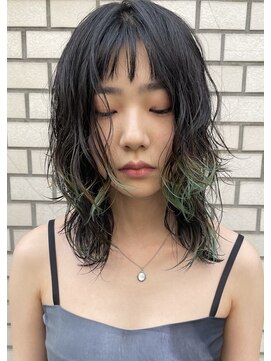 ヨナサン(Yona Saint) ミディアムウルフパーマスタイル。