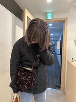 エイチ 梅田(H)&nbsp;シアーベージ切りっぱなしボブイヤリングカラーミニボブ顔まわり