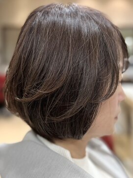 ヘアークリアー 春日部 顔周りリバースに流したショートボブスタイル