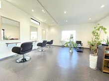 スクイーズ(SQUEEZE)の雰囲気（自然の陽が入る窓が特徴的です◎明るい雰囲気の中リラックス♪）