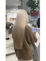 ナル(nalu.) 洗練されたブリーチ、こだわりのケアで創る抜きっぱなしブロンド