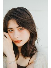 ふんわりとやわらかいカールで女性らしいラインを表現