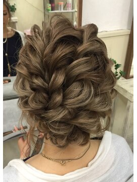 マカリィ 池袋店(Makalii) 編み込みルーズアップ