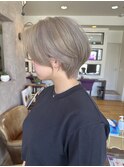 【ブリーチ】ホワイトベージュ×くびれショートカット
