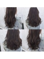 ヘアデザイン ソラ(Sola) 柔らかナチュラルアッシュカラー暗髪 ゆるふわ無造作ウェーブ