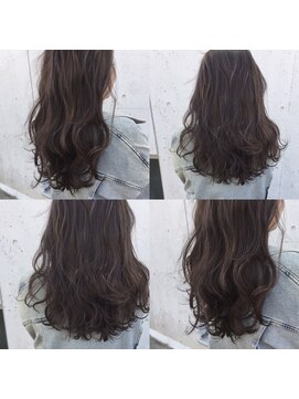 ヘアデザイン ソラ(Sola) 柔らかナチュラルアッシュカラー暗髪 ゆるふわ無造作ウェーブ