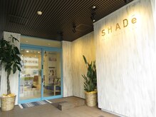 シェード(shade)の雰囲気（青い入り口が目印です！！）