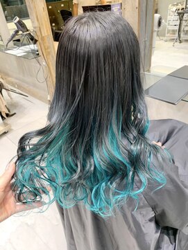 トルネード(TORNADO) 暗髪×ターコイズブルーインナーカラーツイステフロイドジェイド