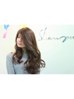 大人女性のためのグレイカラー。髪や頭皮に優しい薬剤を使用し、ダメージレスで上品な艶髪に♪