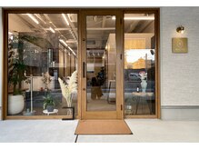 メリア(melia)の雰囲気（『木の温もり』と『モルタル』でデザインされた落ち着く空間です）
