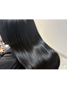 酸性ストレートで悩み解決！ダメージレスに癖を伸ばし、カラーの持ちも◎潤いある柔らかな仕上がりに！