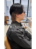動くたびに輝くシルバーの隠し味