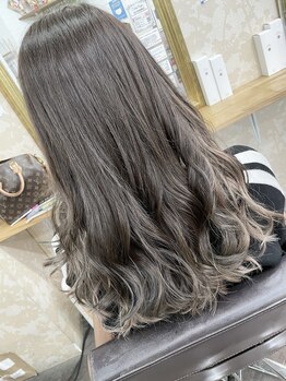ヘアセットアンドエクステンションショールーム(SHOW ROOM)の写真/高技術で馴染むエクステが好評◎種類が豊富なので、あなたに一番馴染むエクステをご提案し、リピート多数！