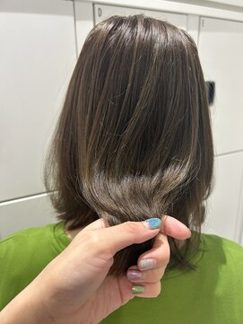 ケンジ 平塚 アネッタ(KENJE annetta) アッシュカラー☆ミディアムレイヤーカット