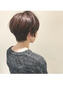 ベージュカラーの前下がりショートスタイル