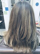 ミューコロル(mieux color)&nbsp;ブリーチ　ロングヘア　寒色系ハイライトカラー